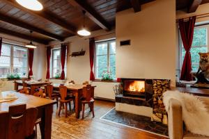 Posezení v ubytování Hotel Mikulášska Chata