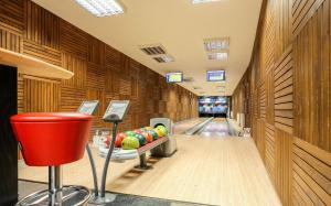 uma pista de bowling com bolas de bowling nas pistas em Hotel Mikulášska Chata em Demanovska Dolina