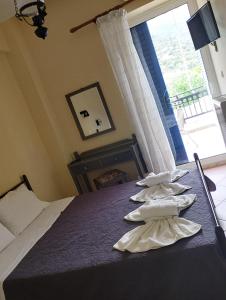 Posteľ alebo postele v izbe v ubytovaní KAMVISSIS HOTEL