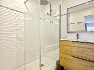 ein Badezimmer mit Dusche und Waschbecken in der Unterkunft T3 Confortable à Arcachon Centre avec Loggia, Parking et Clim, à 400m de la Plage! - FR-1-433-120 in Arcachon + 3 Fotos