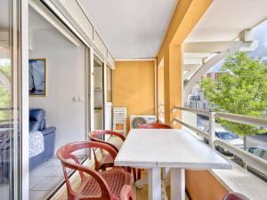 einen Balkon mit einem weißen Tisch und Stühlen in der Unterkunft T3 Confortable à Arcachon Centre avec Loggia, Parking et Clim, à 400m de la Plage! - FR-1-433-120 in Arcachon
