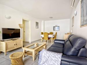 ein Wohnzimmer mit Sofa und Fernseher in der Unterkunft T3 Confortable à Arcachon Centre avec Loggia, Parking et Clim, à 400m de la Plage! - FR-1-433-120 in Arcachon