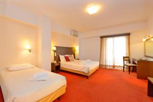 Postel nebo postele na pokoji v ubytování Akrata Beach Hotel