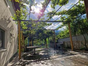 d'une terrasse avec un banc sur le côté du bâtiment. dans l'établissement Apartman Bijela, à Glogošnica