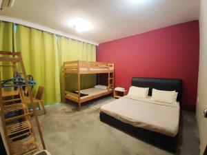 1 dormitorio con 1 cama y una pared colorida en The Cottage Stay formerly Sunset Homestay 2, en Kuching