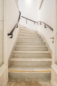 una escalera en una casa con escaleras de hormigón en Vain Boutique Hotel en Buenos Aires