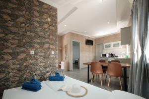 uma cozinha e sala de estar com uma parede de pedra em Pyrgi house, Ipsos Corfu em Ipsos