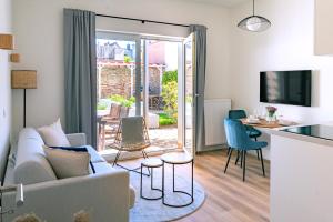TV a/nebo společenská místnost v ubytování Kapitänshaus Friedrich Franz - Premium Apartments 200 Meter vom Strand und Alten Strom