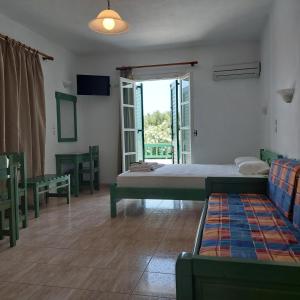 聖安娜納克索斯的住宿－HOTEL KAPARI，一间卧室配有一张床、一张桌子和一个窗户。