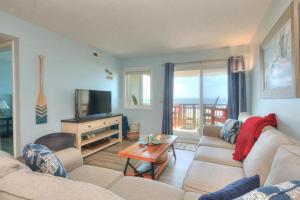 Μια τηλεόραση ή/και κέντρο ψυχαγωγίας στο Oak Island Beach Villa 406-The Turtle Nest