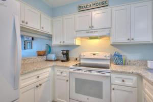 Η κουζίνα ή μικρή κουζίνα στο Oak Island Beach Villa 406-The Turtle Nest
