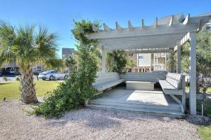 Κήπος έξω από το Oak Island Beach Villa 406-The Turtle Nest