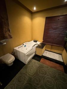 Een badkamer bij 'Daro by ZN Living 3BHK Terrace Tub Luxury upper portion house