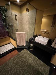 Een badkamer bij 'Daro by ZN Living 3BHK Terrace Tub Luxury upper portion house