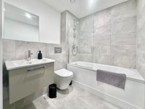 y baño con lavabo, aseo y bañera. en Apartment No 48 at Citygate, en York 24 fotos más