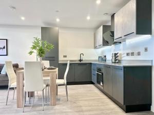 Una cocina y un comedor con mesa y sillas. en Apartment No 48 at Citygate, en York