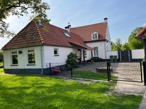 een wit huis met een rood dak bij Horse and Hound in Riethoven