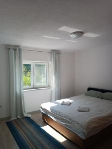 Un pat sau paturi într-o cameră la Apartman Bijela