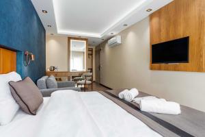 Habitación de hotel con cama grande y TV de pantalla plana. en Marlon Hotel en Estambul