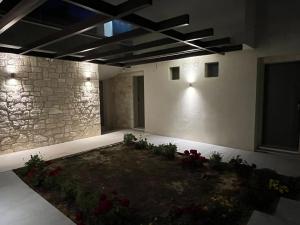 une chambre avec un jardin fleuri au milieu dans l'établissement Marthina Luxury Living, à Potidée