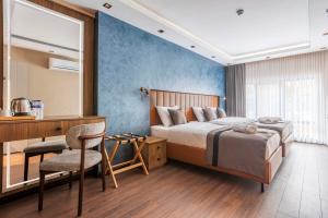 1 dormitorio con 1 cama y escritorio con silla en Marlon Hotel en Estambul