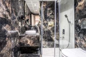 y baño con ducha y lavamanos. en Marlon Hotel en Estambul