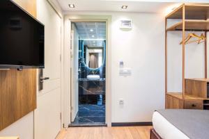 TV a/nebo společenská místnost v ubytování Marlon Hotel + 37 fotografií
