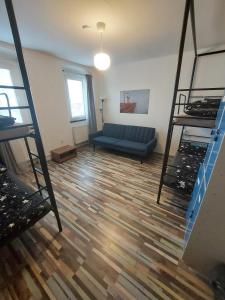un soggiorno con divano blu e scala di Schrott Bed&Beer a Brno