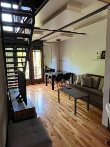 sala de estar con sofá y mesa en Luxury Apartment Palermo Hollywood en Buenos Aires