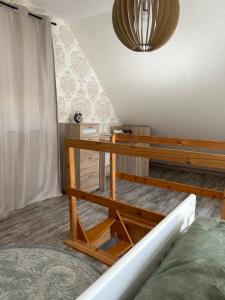 een slaapkamer met een bed en een hanglamp bij Nele in Klütz