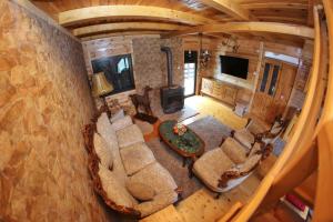una vista aérea de una sala de estar en una cabaña de madera en Mountain view Lodges en Žabljak