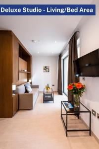 een woonkamer met een bank en een tv bij Bentley Holiday Apartments - West One in Gibraltar