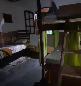 HOSTEL em Itaipuaçu próximo a praia e terminal da rua 01客房内的一张或多张床位