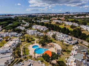 eine Luftansicht einer Stadt mit Häusern in der Unterkunft #151 Kid Friendly, AC with Pool and Golf Course in Albufeira
