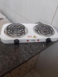 an electric stove on top of a counter at Flat para casal/amigos/familia in Feira de Santana