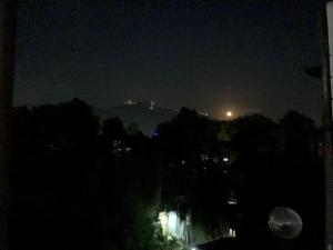 Blick auf die Stadt in der Nacht in der Unterkunft Hostel Inn Srinagar in Srinagar