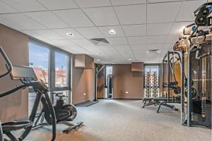 Un gimnasio con cintas de correr y equipos de ejercicio en un edificio. en Apartment No 48 at Citygate, en York