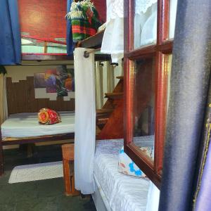 HOSTEL em Itaipuaçu próximo a praia e terminal da rua 01客房内的一张或多张床位