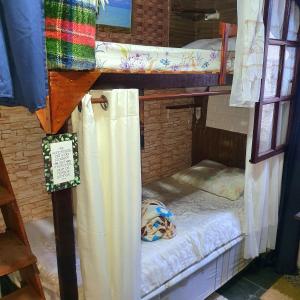 HOSTEL em Itaipuaçu próximo a praia e terminal da rua 01客房内的一张或多张床位