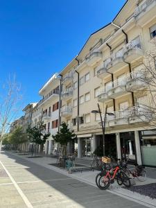 dos bicicletas estacionadas frente a un edificio en Europa Unita Apartment en Grado