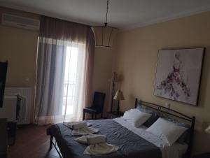 Un pat sau paturi într-o cameră la KAMVISSIS HOTEL