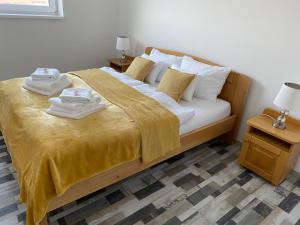 Postel nebo postele na pokoji v ubytování Panorama Penthouse - gyönyörű látkép a Bakonyra
