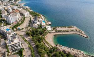 una vista aérea de la playa y del océano en Helia Hotel en Sarandë