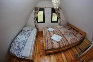 una vista aérea de un dormitorio en una casa pequeña en Mountain view Lodges en Žabljak