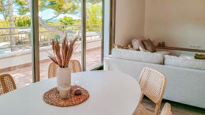 a living room with a white table and chairs at Camping Relax Sol in Torredembarra