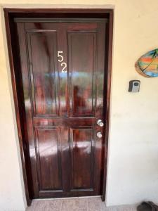 drewniane drzwi z numerem w obiekcie Tucan Studio Ocotal w mieście Coco