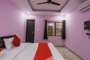 1 dormitorio con 1 cama y ventilador de techo en OYO 63814 The New View Hotel, en Greater Noida