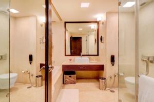 ニューデリーにあるHotel Seven Villa Near Delhi Airportのバスルーム(洗面台、トイレ、鏡付)