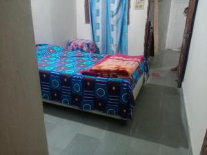 uma cama em um quarto ao lado de um quarto em Jsky em Ujjain