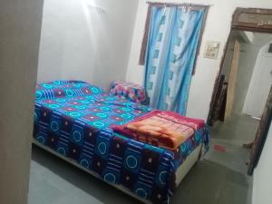 um quarto com uma cama num quarto com uma cortina em Jsky em Ujjain